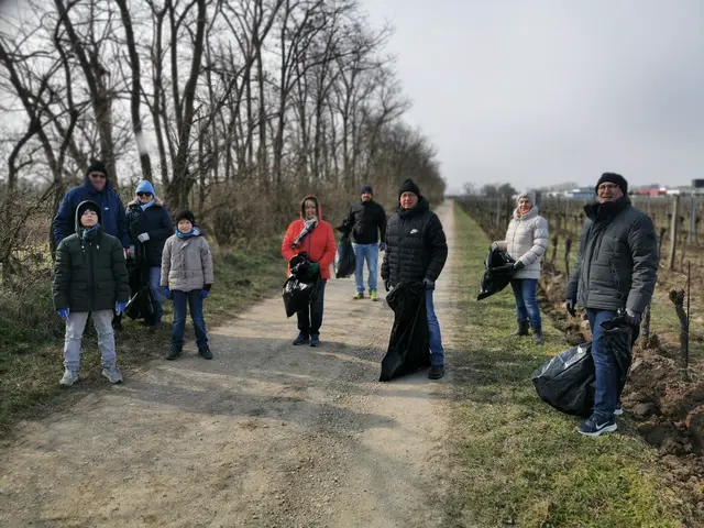 Jedes Jahr engagieren sich zahlreiche Freiwillige bei der Flurreinigung.  | Foto: Gemeinde Gols