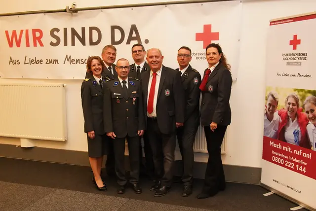 Die neue Bezirksstellenleitung mit RK-Präsident Siegfried Schrittwieser (3. v. r.): Ingrid Reindl-Kals, Georg Kristmann, Christian Rath, Christoph Castellani, Marc Bacher, Heike Schmidt (v. l.) | Foto: Rotes Kreuz Steiermark