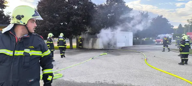 Fünf Feuerwehren waren im Einsatz, um den Brand zu löschen. | Foto: Feuerwehr Feuersbrunn und Feuerwehr Grafenwörth