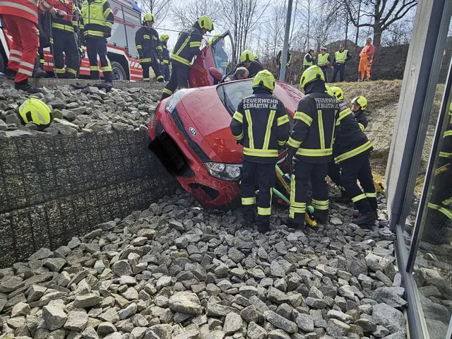 Feuerwehrer, Polizisten und Kräfte des Roten Kreuzes waren vor Ort. | Foto: FF St. Martin