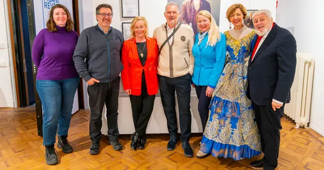 Noch bis 17. März sind Werke der Künstlerinnen Manuela Eibensteiner (3.v.r.) und Doris Weglehner (3.v.l.) in Venedig zu sehen. | Foto: zVg