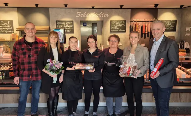 Hannes und Jacqueline Schönbichler mit Mitarbeiterinnen Kerstin Jerabek, Romina Gebauer und Theresia Handl und Gemeindevertretern Bernadette Janisch und Martin Leonhardsberger. | Foto: Stadtgemeinde Mank