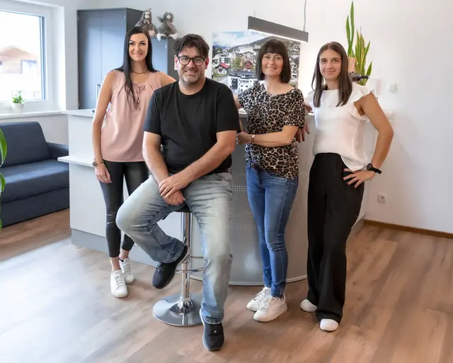 Das Team von Ellmer Immobilien in St. Johann. Von links: Verena Daum, Geschäftsführer Michael Ellmer, Claudia Ellmer und Barbara Oberauer. | Foto: Oczlon