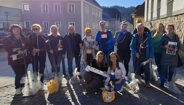 Erfolgreiche Aktion im Görtschitztal: Signe Fischer-Teuffenbach von der Baumschule Teuffenbach mit Jessica Dettling (vorne) und einige Teilnehmer | Foto: KLAR!