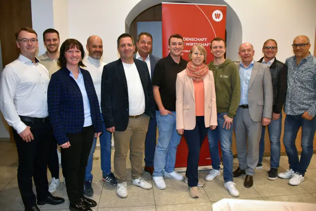 Der neue Vorstand des Wirtschaftsbunds Pabneukirchen. Neuer Obmann Nikolas Schuhbauer, 7. v. links. Sein Stellvertreter Moritz Aschauer, 4. v. rechts. Mit Barbara Payreder, Anton Froschauer, Eveline Grabmann, Max Hiegelsberger, von links.  | Foto: Zinterhof