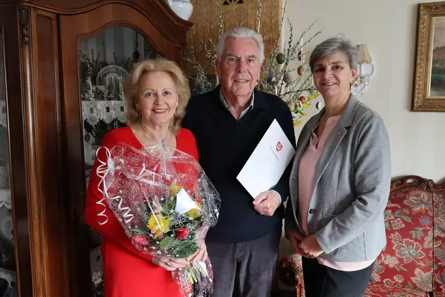 Das Ehepaar Brigitte und Heinrich Kellner aus Maria Gugging feierte ihren diamantenen Hochzeitstag und Ortsvorsteherin von Maria Gugging Gabi Pöll (r.) gratulierte. | Foto: Stadtgemeinde Klosterneuburg/Lutz