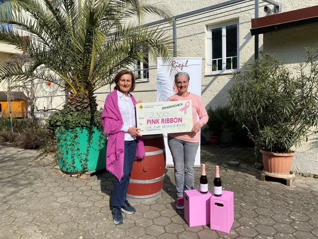 Andrea Konrath (Geschäftsführerin Krebshilfe Burgenland) mit Winzerin Christine Riepl.  | Foto: Krebshilfe Burgenland