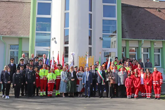 Delegationen von den Einsatzorganisationen und Vertreterinnen und Vertreter der Partnerstädte Zalalövö, Farra d’Isonzo und Bruck an der Mur nahmen an der offiziellen Gründungszeremonie des Roten Kreuzes Zalalövö teil. | Foto: Lukacs Andrea