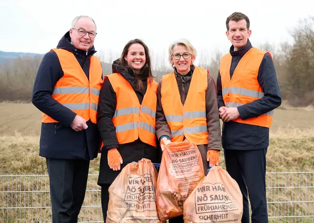 Beim Frühjahrsputz: LH-Stellvertreter Stephan Pernkopf, Katharina Wutzl (NÖ Umweltverbände), Elisabeth Punesch (Amt der NÖ Landesregierung Abteilung RU3) und Präsident der NÖ Umweltverbände Christian Macho | Foto: NLK Pfeiffer