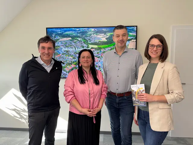 Karl Hintermeier, Vizebürgermeisterin Birgit Batsch, Bürgermeister Thomas Vasku und Miriam Gerhardter (Dorf und Stadterneuerung) (v.l.). | Foto: Marktgemeinde Loosdorf