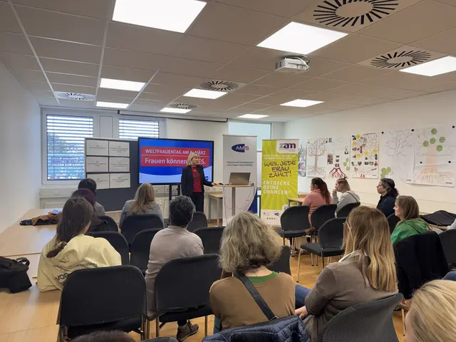 50 Frauen trafen sich, um die Vorträge des zam Osteiermark und des AMS Gleisdorf anzuhören.  | Foto: zam Oststeiermark