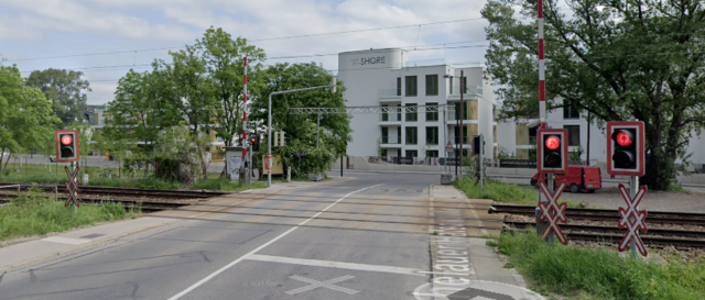 An diesem Bahnübergang im Kuchelauer Hafen kam es am Montagnachmittag zu einer Kollision zwischen einem Zug und einem Lastwagen. | Foto: Screenshot Google Maps