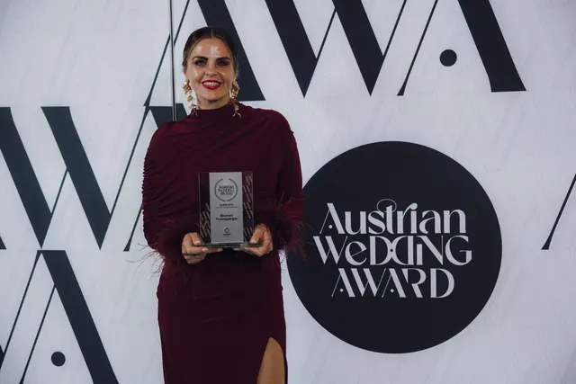 Lisa Schneider-Marth holte beim Austrian Wedding Award 2026 zwei mal Edelmetall - hier mit der "Silbernen" in der Kategorie Gesamtkonzept Floristik. | Foto:  dreizehn.wedding
