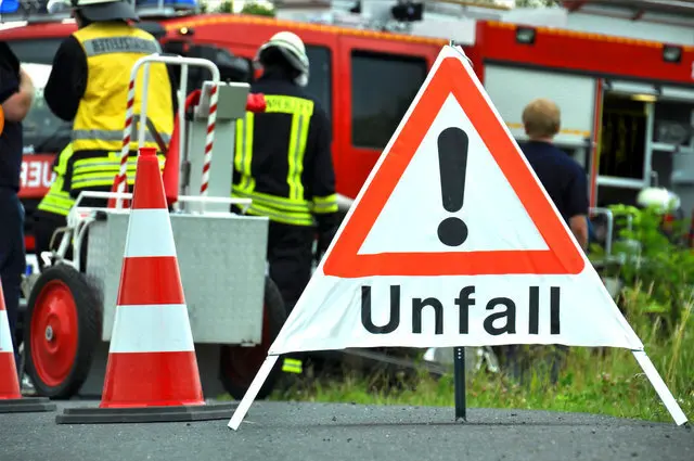 Die Feuerwehren Gersdorf an der Mur und Straß in Steiermark entfernten den schwer beschädigten Pkw von der Unfallstelle. (Symbolfoto) | Foto: Stefan Körber/Fotolia