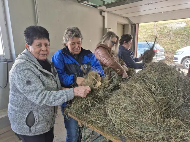 Christa Jantscher brachte als Referentin einen Ballen Heu mit. | Foto: Holzmann