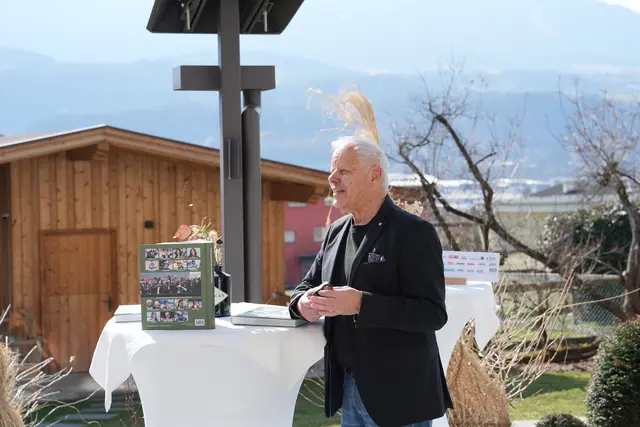 Fred Steinacher präsentierte die 28. Ausgabe seines Sportjahrbuchs. | Foto: MeinBezirk/Thomas Geineder