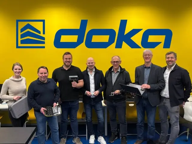 V.l.n.r.: Marie Fürst, Christoph Zeillinger, Philipp Punzengruber (Lehrer im QS-Doka
Labor), Daniel Paustian Head of Quality Assurance, Ralf Rabensteiner, QS-Techniker (Fa.
Doka).; Abteilungsvorstand Klaus Riedler, Werkstättenleiter Franz Kleinhofer