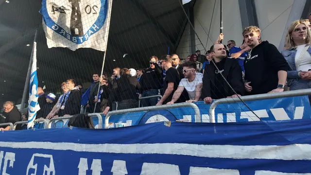 Volles Haus und Fahnen im Wind: Die Südtribüne beim entscheidenden Heimspiel gegen BW Linz