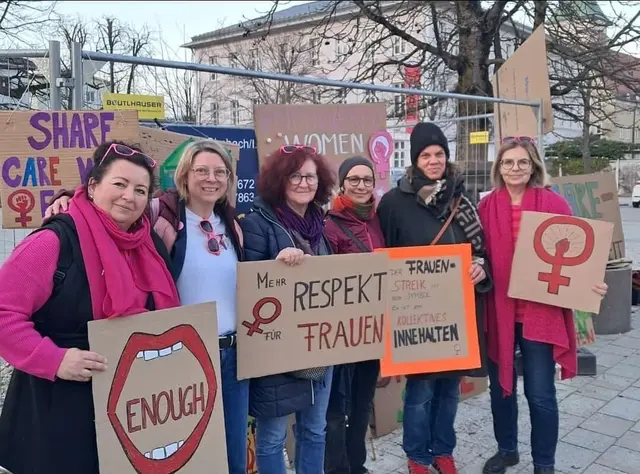 Dass das Thema der Geschlechtergerechtigkeit durchaus aktuell ist, zeigt die rege Beteiligung am Frauenstreik.  | Foto: Frau für Frau