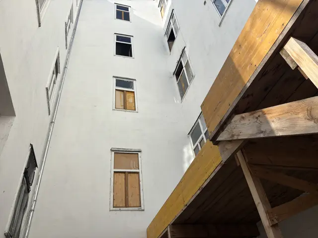 Einige der Fenster sind mit Spanplatten verschlossen. | Foto: Michael Marbacher/ MeinBezirk