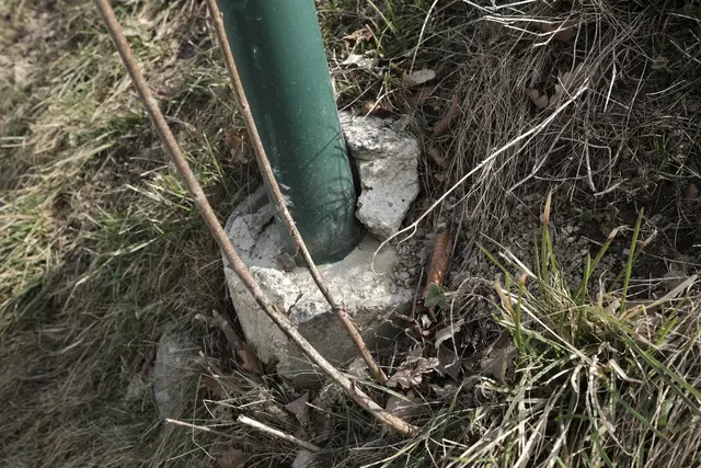 Die kaputten Laternensockel – das Werk von fahrerflüchtigen Verkehrsteilnehmern. | Foto: Santrucek