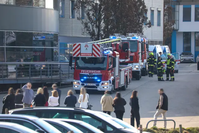 Ein Brand bei starlim-sterner in Marchtrenk rief ein Großaufgebot an Einsatzkräften herbei – die Mitarbeiter wurden evakuiert. | Foto: laumat.at