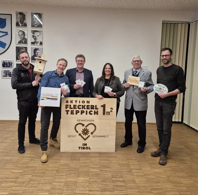 Auftaktveranstaltung „Aktion Fleckerlteppich“ am 26. Februar mit Matthias Karadar (Natur im Garten), Franz Hörmann (e5-Leiter Kirchbichl), Bgm.in Sandra Madreiter-Kreuzer, Bgm. Walter Osl, KEM-Manager Michael Kirchmair und Martin Bramböck (von rechts).   | Foto: KEM Hohe Salve