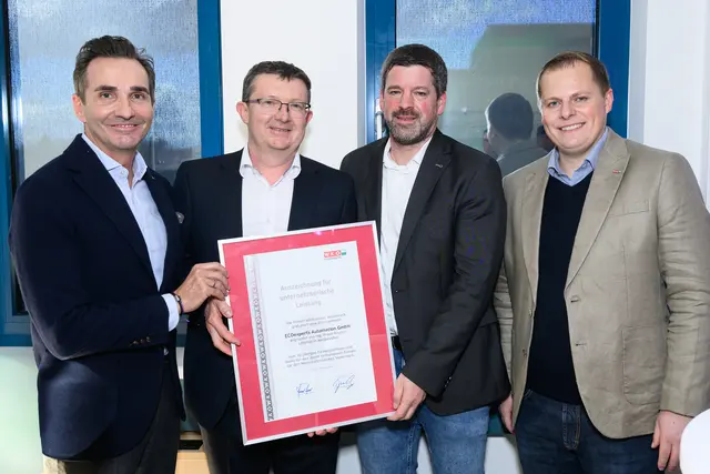 Zum Jubiläum überreichten Dietmar Schweiggl (l.) und Martin Heidinger (r.) an das Ecoexperts-Team eine Auszeichnung für die unternehmerische Leistung in den vergangenen zehn Jahren. | Foto: Robert Sommerauer