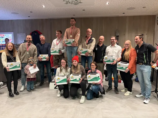 Siegerehrung der zehn besten Richtzeitschätzer bei den Mariapfarrer Ski-Ortsmeisterschaften 2026. | Foto: USC Mariapfarr-Weißpriach-Göriach / Manuel Griessner