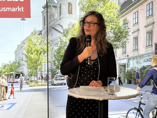 Ulli Sima (SPÖ) sieht der Verkehrsberuhigung mit den Begegnungszonen und dem Einrichtungsradweg Genüge getan. | Foto: Andreas Pölzl/MeinBezirk