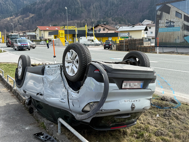 Ein Pkw überschlug sich nach einer Kollision mit einem Lkw im Gewerbegebiet von St. Margarethen. Glücklicherweise wurden bei dem Unfall keine Personen verletzt. | Foto: zoom.tirol