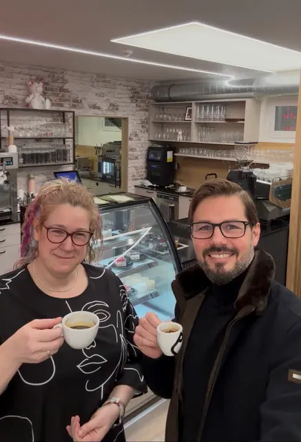 Wilherings ÖVP-Vizebürgermeister Markus Langthaler gratuliert Dana Glaser, Chefin des neu eröffneten Café Mitte in Wilhering. | Foto: Langthaler