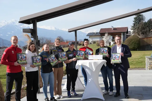 Zahlreiche Tiroler Ausnahmesportlerinnen und -sportler und Sportlandesrat Philip Wohlgemuth gaben sich bei der Präsentation des Tiroler Sportjahrbuches 2025 von Fred Steinacher die Ehre. | Foto: MeinBezirk/Thomas Geineder