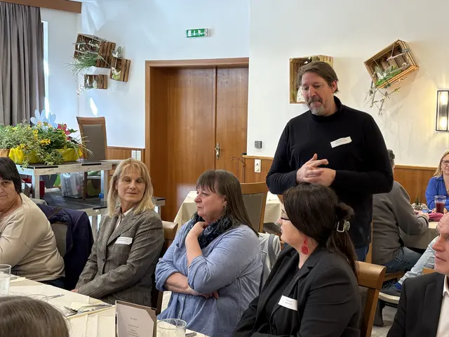 Nach der Diskussionsveranstaltung im BSZ war noch Zeit zum Netzwerken in Deutschlandsberg. | Foto: Verbindungsbüro des Europäischen Parlaments