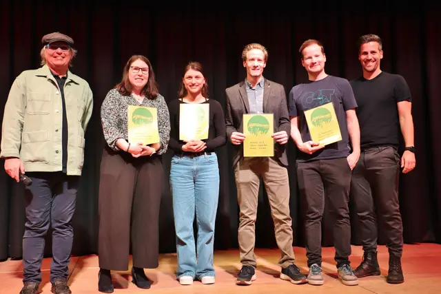 Uwe Blahowsky (li) überreichte den Chorleitern Jennifer Pappler, Theresa Ansperger, Martin Gößler und Christoph Rastl die Urkunden für die Chöre, Bgm. Alexander Ernst gratulierte. | Foto: Edith Ertl