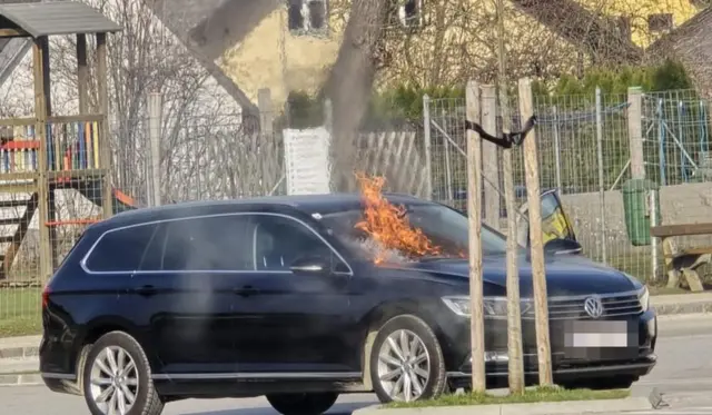 Am Billa-Parkplatz im Ortsgebiet von Lambach stand ein schwarzer VW-Kombi in Flammen. | Foto: laumat.at
