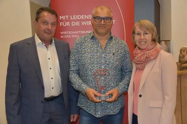  Neuwahlen Wirtschaftsbund Pabneukirchen. Julius Award für Ludwig Peirleitner, Erdbau Moky-Transport GmbH. Anton Froschauer, Ludwig Peirleitner, Eveline Grabmann.  | Foto: Zinterhof