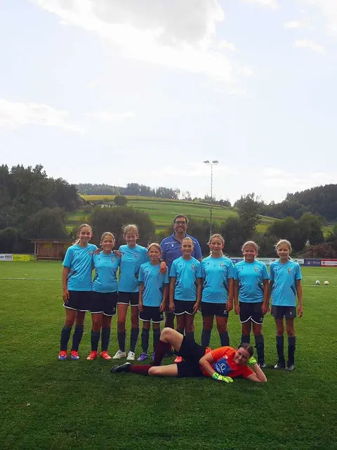 ATUS-Nachwuchsleiter Andreas Sallinger mit seinen Kickerinnen. | Foto: Privat
