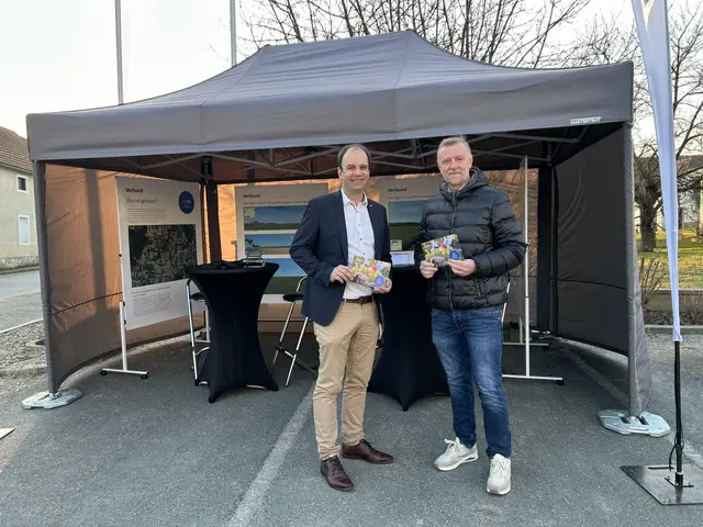 Bürgermeister Andreas Boigenfürst mit Projektleiter Michael Lassager am Infostand in Kühnring. | Foto: VERBUND