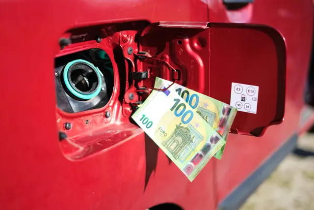Wie in Resteuropa wird auch in Österreich über mögliche Maßnahmen gegen den enormen Anstieg der Spritpreise an Tankstellen aufgrund des Iran-Kriegs diskutiert. (Symbolfoto) | Foto: wirestock_creators/Smarterpix