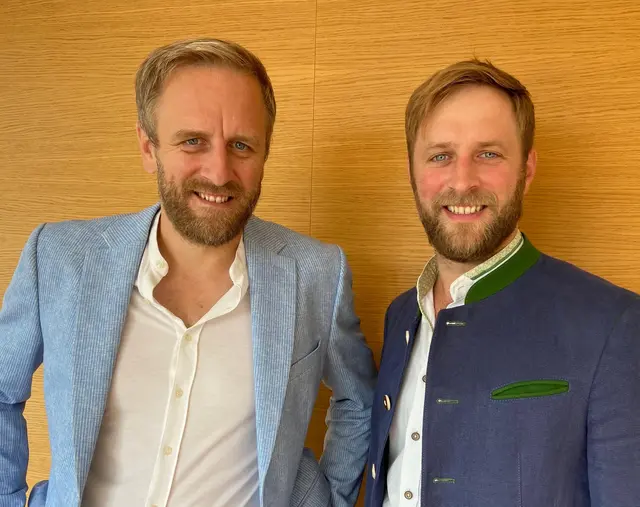 Leonhard und Alois Stadler betreiben die Solas GmbH. Die Brüder aus Freinberg konzentrieren sich auf das Dachflächen-Pachtmodell. Heißt? Sie pachten Dachflächen von Betrieben, landwirtschaftlichen Gebäuden oder Privathäusern, um dort PV-Anlagen zu errichten.  | Foto: Solas GmbH