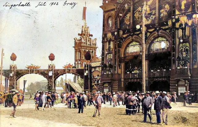 Für ihre Zeit war die 120 Meter lange, 90 Meter breite und 50 Eingänge umfassende Sängerfesthalle am damaligen Trabrennplatz eine beeindruckende Konstruktion – allerdings war ihr Bestehen nur von kurzer Dauer. | Foto: Sammlung Kubinzky