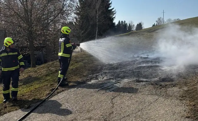 Bild von den Löscharbeiten. | Foto: Freiwillige Feuerwehr Preitenegg