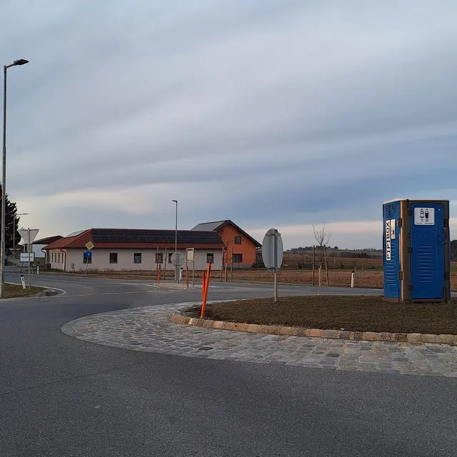 Am Veranstaltungswochenende stand mitten im Kreisverkehr eine Pipi-Box der Firma Stark aus Irnfritz. | Foto: Franz Krestan