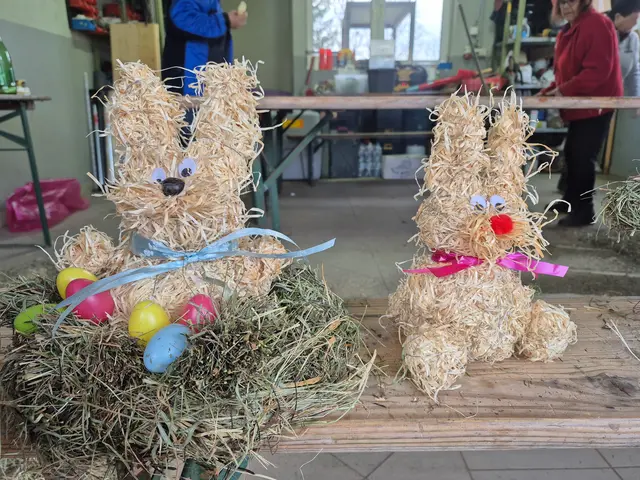 Beim Workshop in Edelschrott entstanden wunderschöne Heuhasen. | Foto: Holzmann