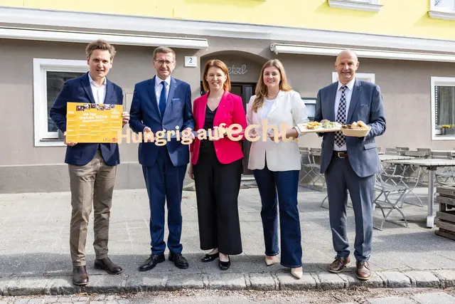 Andreas Winkelhofer(Geschäftsführer Oberösterreich Tourismus), Wirtschafts- und Tourismus-Landesrat Markus Achleitner, Agrar-Landesrätin Michaela Langer-Weninger, Marie Gröller und Andreas Murray (Organisation Felix Wirtshausfestival) mit dem Motto der OÖ Kulinarik-Strategie "Hungrig auf echt." | Foto: Land OÖ/Margot Haag