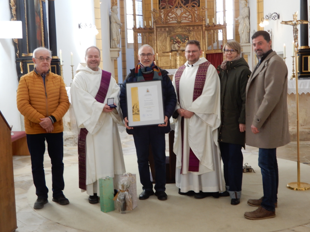 Die Pfarrgemeinde Aggsbach-Dorf gratulierte Organist und Chorleiter Alfred Nussbaumer im Rahmen eines Wortgottesdienstes herzlich zum 70. Geburtstag. | Foto: Gemeinde Aggsbach-Dorf