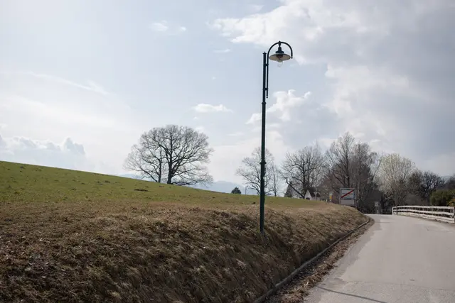 Selbst die Laterne auf der Böschung wurde "erlegt". | Foto: Santrucek