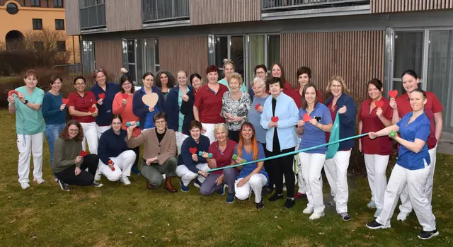 1. Reihe: Claudia Neuteufel, Nadja Exl, Roswitha Astner, Claudia Kreutzer, Christina Bernhard, Marianne Habich.
2. Reihe: Monika Wimmer, Claudia Schwingenschlögl, Leila Yaszdadinja, Claudia Schneider, Sabrina Schmuck, Sabrina Scheidl, Talin Topakian, Sabine Fraisl, Alexandra Jany, Olena Yudina, Helga Tuider, Leopoldine Braith, Waltraud Rösler, Stefanie Hiermann, Petra Mader, Corinna Benesch, Nicole Leitner, Sarah Vogl.
3. Reihe: Theresa Gröppel, Alexandra Rosenberger, Julia Brinnich, Martina Köck. | Foto: PBZ Waidhofen/Thaya