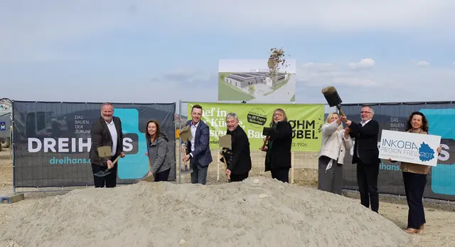 Spatenstich (von links) Günter Lorenz, Manuela Böhm, Michael Böhm, Johann Böhm, Albert Böhm, Alexandra Puchner, Thomas Denk und Christa Kreindl. | Foto: Inkoba-Region Freistadt